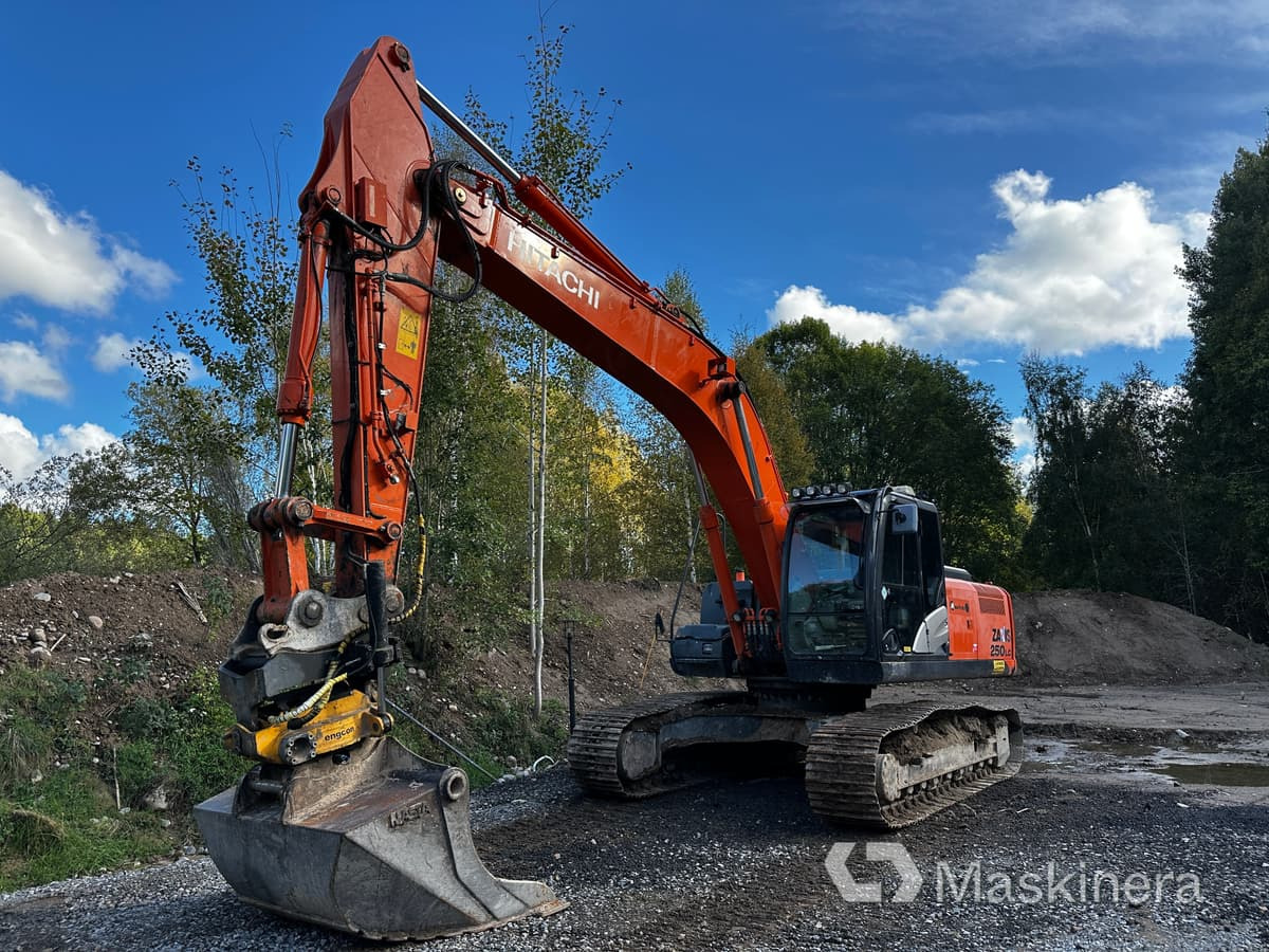 Grävmaskin Hitachi ZX250LC-5B - Lintekskavaator: pilt 1 Grävmaskin Hitachi ZX250LC-5B - Lintekskavaator: pilt 1