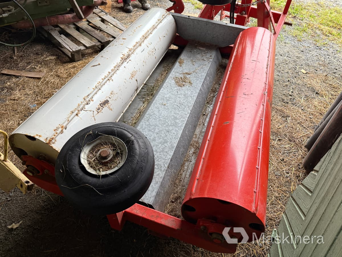 Inplastare Ysta Bale wrap 1600 med sidospakar - Heinapalli mähkija: pilt 4 Inplastare Ysta Bale wrap 1600 med sidospakar - Heinapalli mähkija: pilt 4