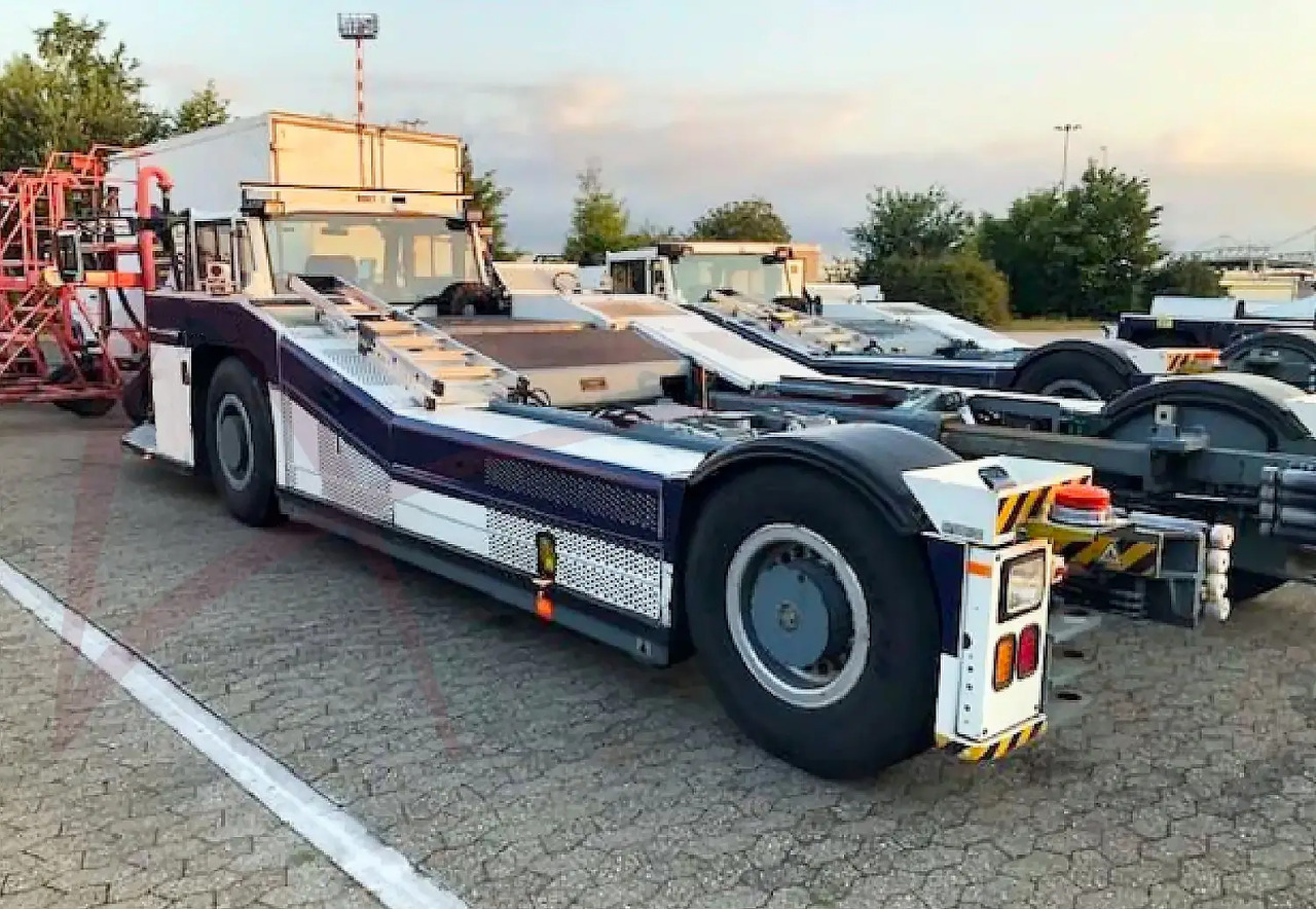 GOLDHOFER AST-2F 400 - Lennukite puksiirsõiduk: pilt 1 GOLDHOFER AST-2F 400 - Lennukite puksiirsõiduk: pilt 1