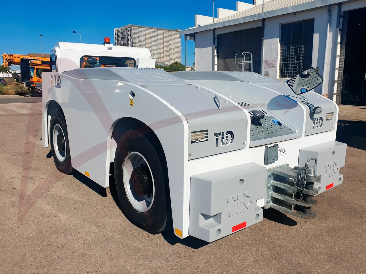 TLD TMX 350-28 - Lennukite puksiirsõiduk: pilt 3 TLD TMX 350-28 - Lennukite puksiirsõiduk: pilt 3