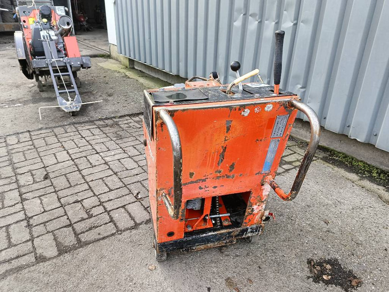 Norton CSB1 clipper zaag betonzaag machine 1994 - Asfaldimasin: pilt 4 Norton CSB1 clipper zaag betonzaag machine 1994 - Asfaldimasin: pilt 4