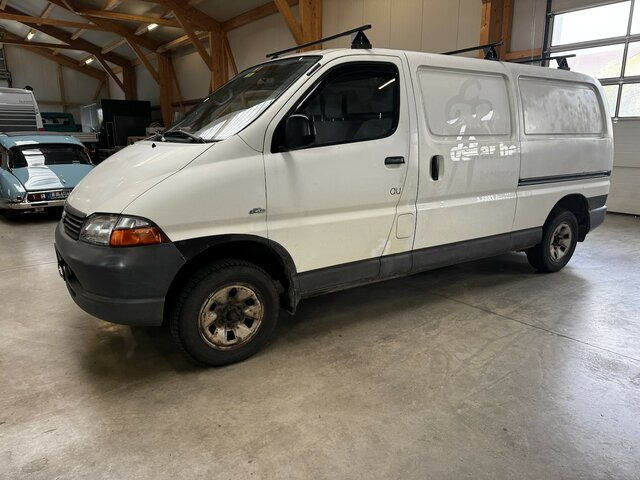 TOYOTA HiAce 2.5TD Kasten lang 4WD 4x4 - Kaubik: pilt 1 TOYOTA HiAce 2.5TD Kasten lang 4WD 4x4 - Kaubik: pilt 1