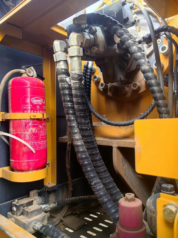 XCMG Official XR160E 56m Depth Hydraulic Borehole Drilling Rig Machine Rotary Piling - Puurimisplatvorm: pilt 5 XCMG Official XR160E 56m Depth Hydraulic Borehole Drilling Rig Machine Rotary Piling - Puurimisplatvorm: pilt 5