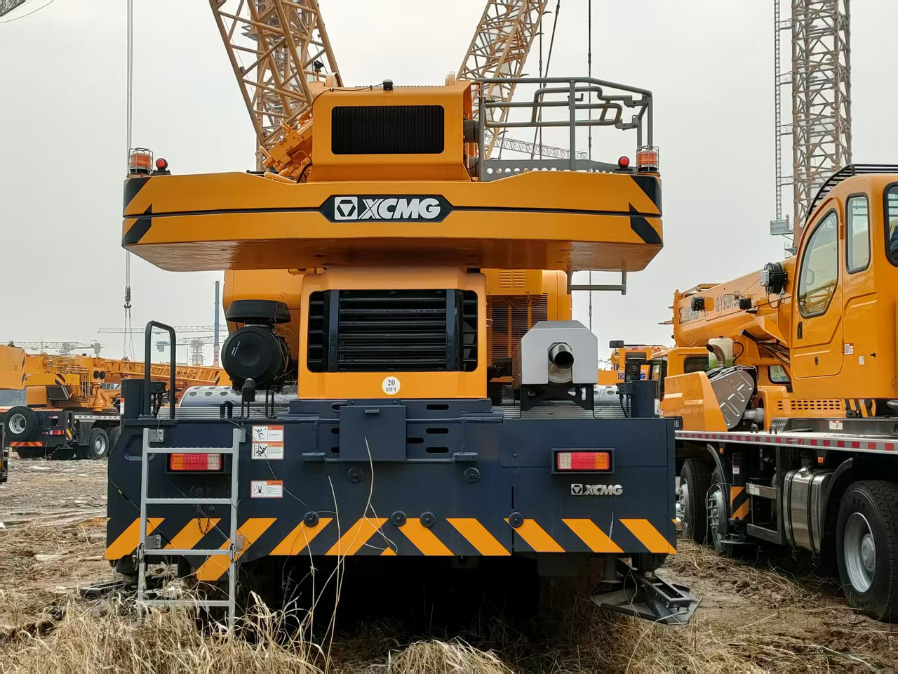XCMG Popular Used Rough Terrain Crane XCR55L5_S 55T Hydrauli Crane Low Price - Raske maastikukraana: pilt 4 XCMG Popular Used Rough Terrain Crane XCR55L5_S 55T Hydrauli Crane Low Price - Raske maastikukraana: pilt 4