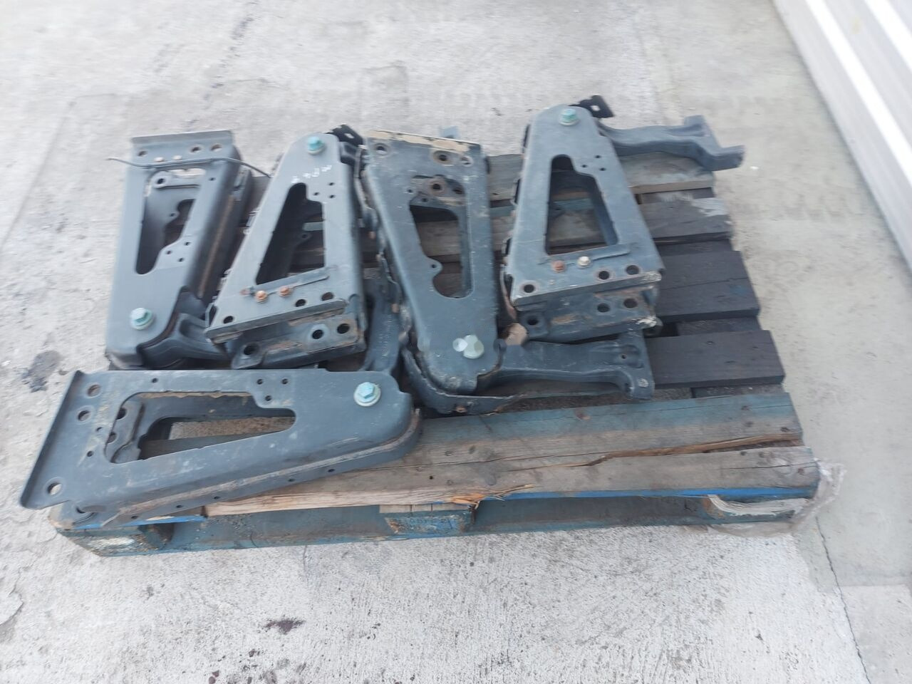Cabin suspension A Mercedes-Benz ACTROS MP4 truck - Kabiini vedrustus - Veoauto: pilt 4 Cabin suspension A Mercedes-Benz ACTROS MP4 truck - Kabiini vedrustus - Veoauto: pilt 4