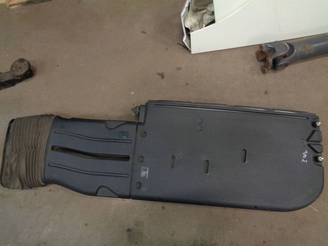 DAF XF 106 Komin Powietrza DAF XF 106 1935598 DAF XF 106 truck - Pealisehitus ja välispind - Veoauto: pilt 4 DAF XF 106 Komin Powietrza DAF XF 106 1935598 DAF XF 106 truck - Pealisehitus ja välispind - Veoauto: pilt 4