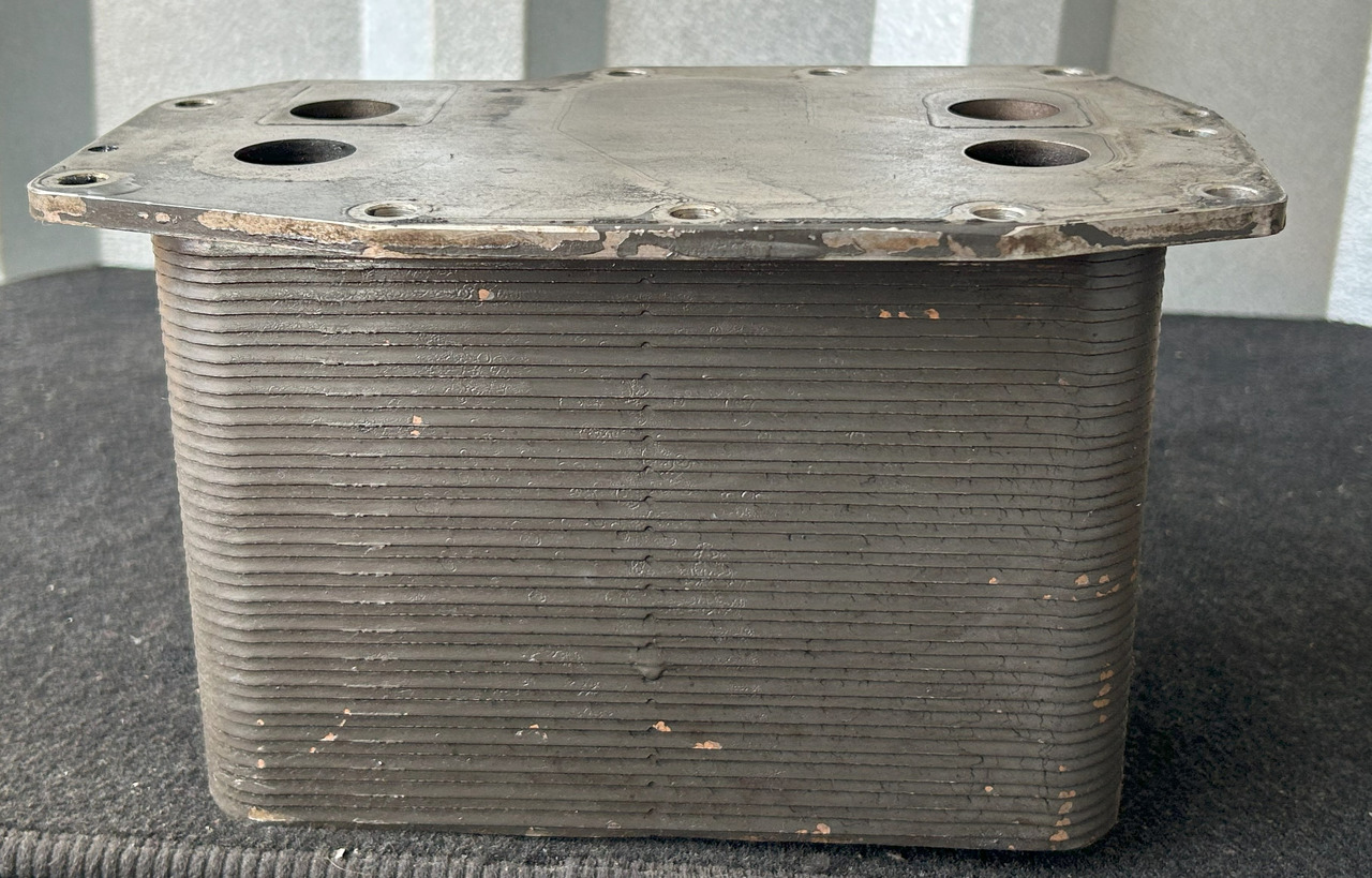 DAF XF 106 MX-11 44 OIL COOLER - Õlijahuti: pilt 3 DAF XF 106 MX-11 44 OIL COOLER - Õlijahuti: pilt 3