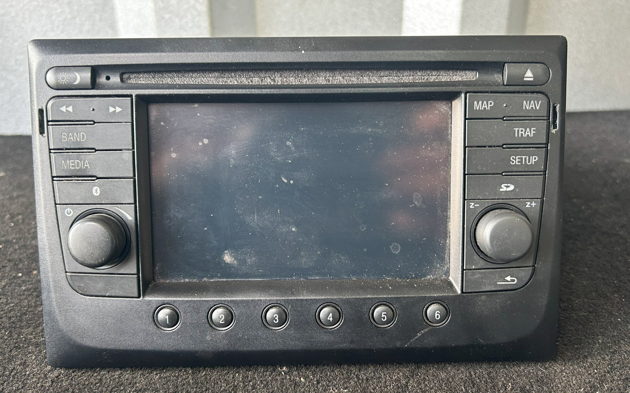 DAF XF 106 ORIGINAL RADIO + MOUNTING BOX - Universaalosa: pilt 1 DAF XF 106 ORIGINAL RADIO + MOUNTING BOX - Universaalosa: pilt 1