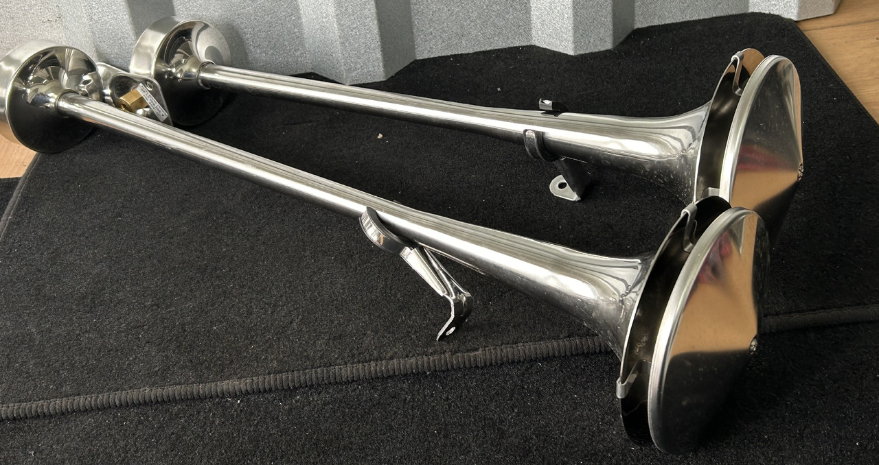 FIAMM 2 TRUMPETS, SHORT + LONG + ASSEMBLY KIT FIAMM, ORIGINAL FOR MERCEDES ACTROS MP5 - Universaalosa: pilt 1 FIAMM 2 TRUMPETS, SHORT + LONG + ASSEMBLY KIT FIAMM, ORIGINAL FOR MERCEDES ACTROS MP5 - Universaalosa: pilt 1