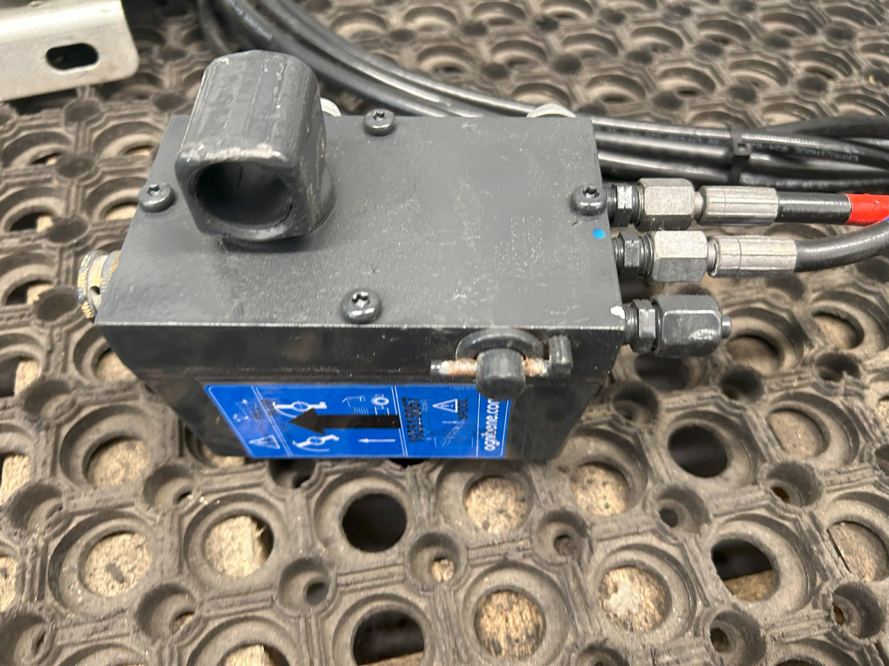 IVECO EUROCARGO 75E MLC CABIN LIFTING KIT - Hüdrauliline silinder: pilt 3 IVECO EUROCARGO 75E MLC CABIN LIFTING KIT - Hüdrauliline silinder: pilt 3