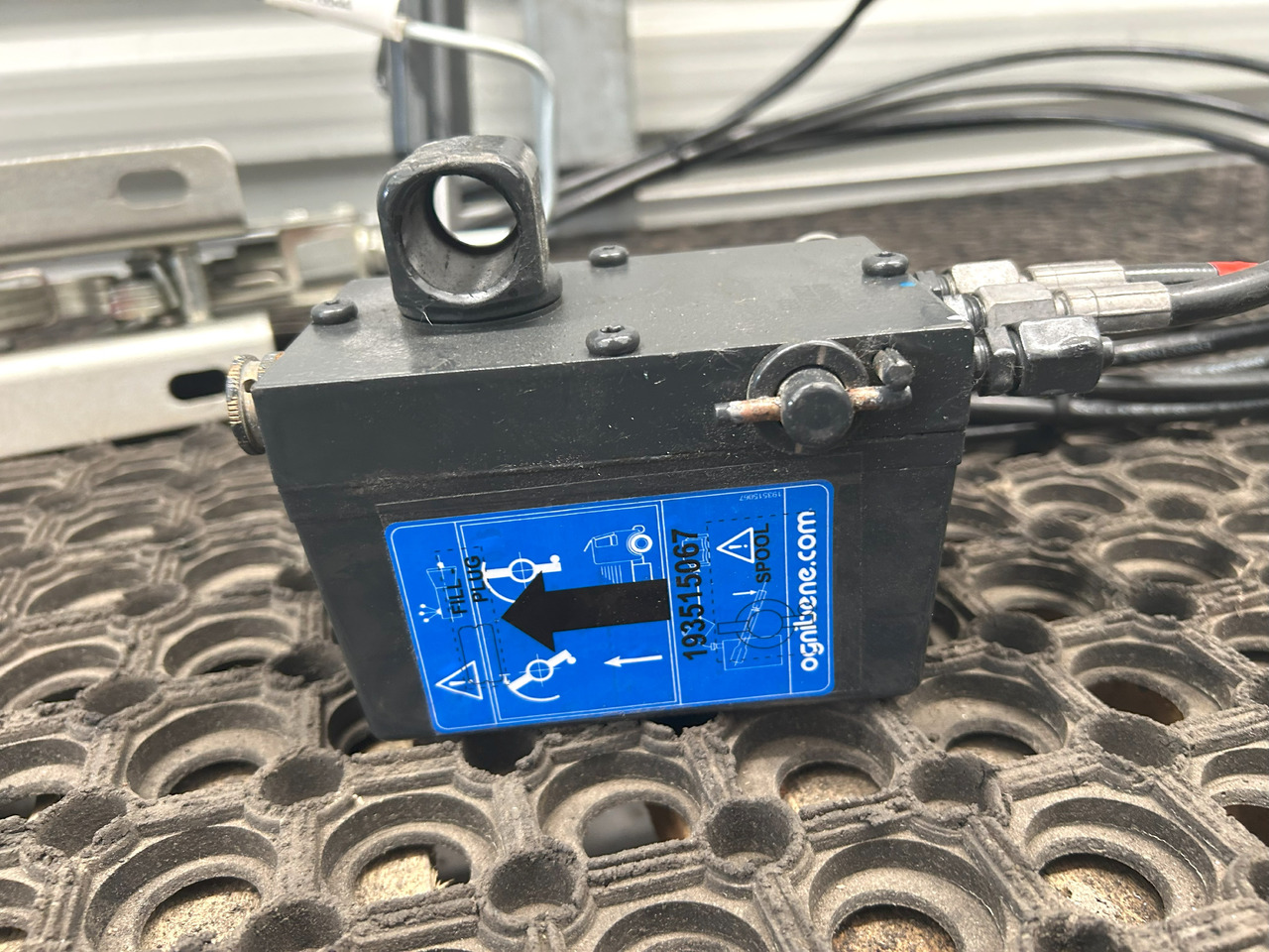 IVECO EUROCARGO 75E MLC CABIN LIFTING KIT - Hüdrauliline silinder: pilt 2 IVECO EUROCARGO 75E MLC CABIN LIFTING KIT - Hüdrauliline silinder: pilt 2