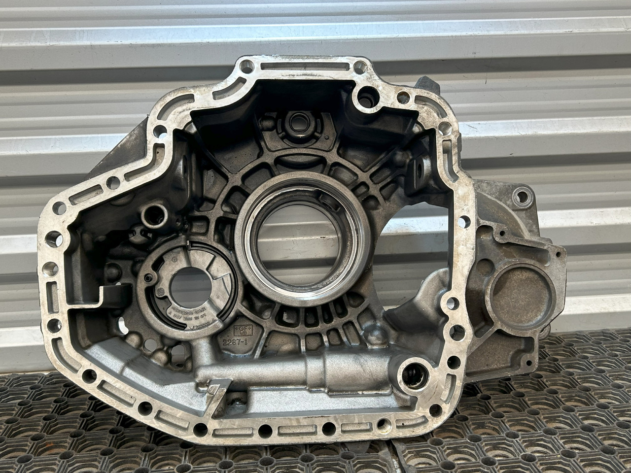 MERCEDES-BENZ AROCS MP4 GEARBOX REAR COVER G330-12 - Käigukast ja varuosad: pilt 1 MERCEDES-BENZ AROCS MP4 GEARBOX REAR COVER G330-12 - Käigukast ja varuosad: pilt 1