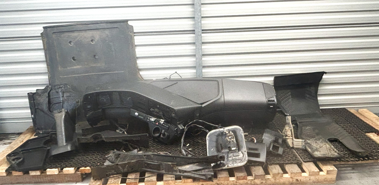 MERCEDES-BENZ KOMPLETNA PRZEKŁADKA WNĘTRZA - DESKA KONSOLA DO ANGLIKA MERCEDES AROCS MP4 - Kabiin: pilt 1 MERCEDES-BENZ KOMPLETNA PRZEKŁADKA WNĘTRZA - DESKA KONSOLA DO ANGLIKA MERCEDES AROCS MP4 - Kabiin: pilt 1
