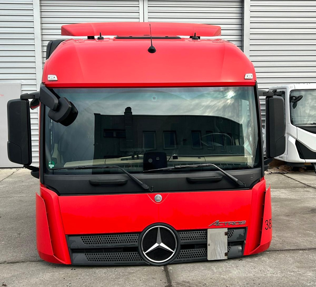 Mercedes Actros MP4 - Kabiin: pilt 1 Mercedes Actros MP4 - Kabiin: pilt 1