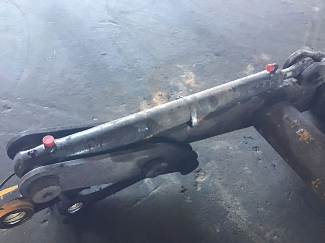 Liebherr Cylinder - Kallutav pöördpea - Ehitusmasinad: pilt 1 Liebherr Cylinder - Kallutav pöördpea - Ehitusmasinad: pilt 1