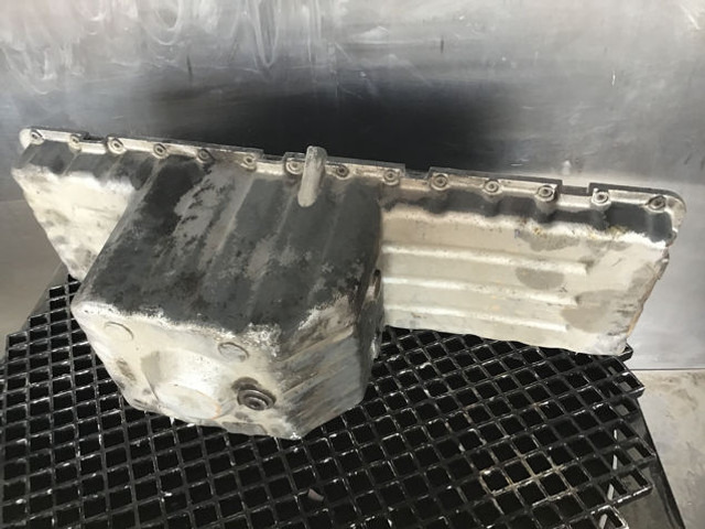 Liebherr Oil Sump - Karter: pilt 3 Liebherr Oil Sump - Karter: pilt 3