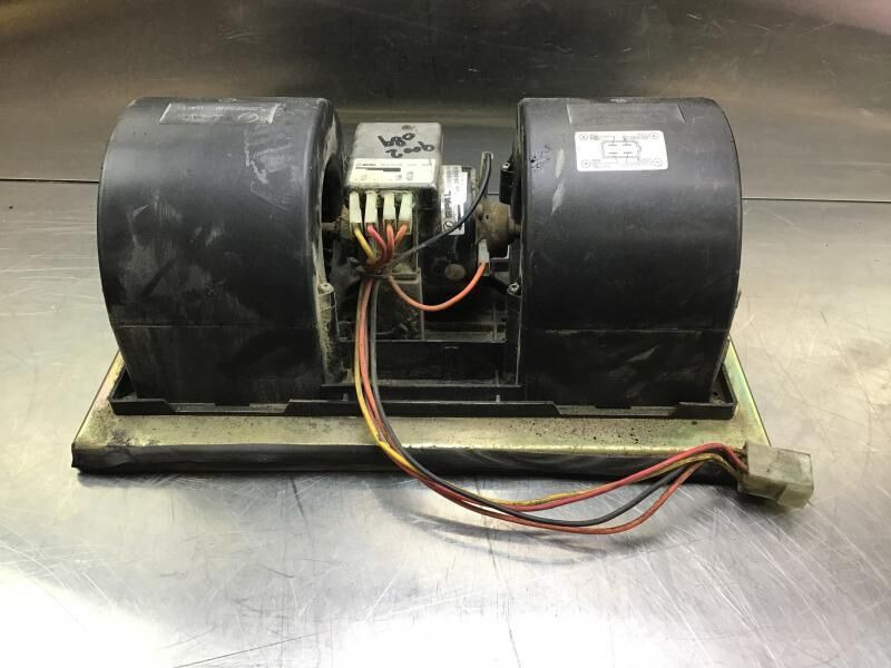 Liebherr R946 LC / R946 NLC / R956 / R976 / R926 LC / R920 / R920 LC - Salongiventilaator: pilt 3 Liebherr R946 LC / R946 NLC / R956 / R976 / R926 LC / R920 / R920 LC - Salongiventilaator: pilt 3