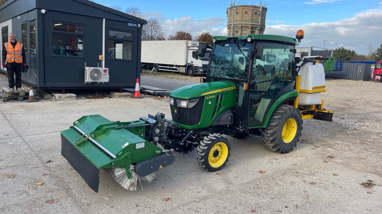 JOHN DEERE 2038R - Traktor: pilt 2 JOHN DEERE 2038R - Traktor: pilt 2