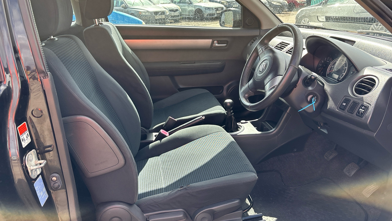 SUZUKI SWIFT 1.3 GL - Luukpära: pilt 5 SUZUKI SWIFT 1.3 GL - Luukpära: pilt 5