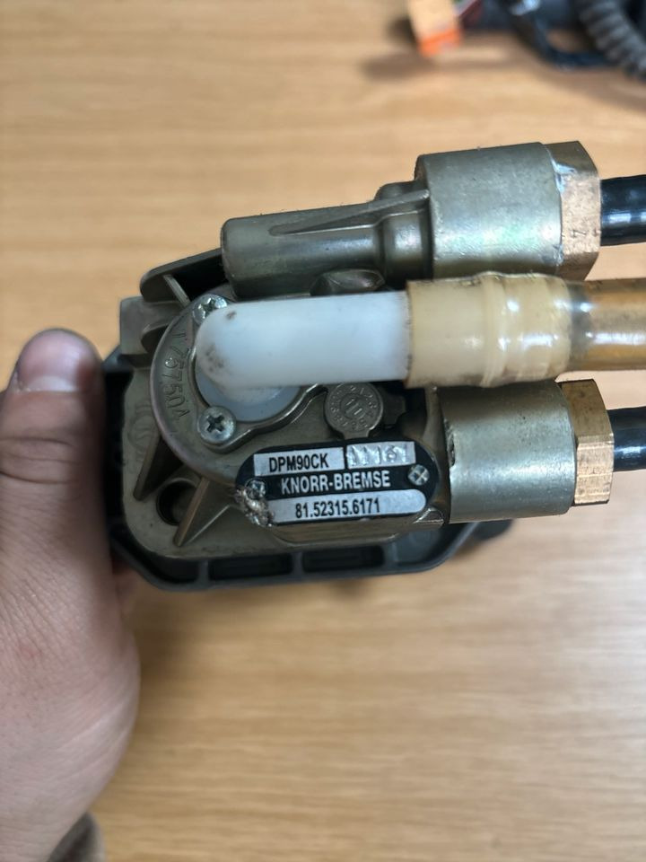 MAN KNORR-BREMSE Handbremsventil / Festellbremse 81.52315-6171 - Käigukang - Veoauto: pilt 3 MAN KNORR-BREMSE Handbremsventil / Festellbremse 81.52315-6171 - Käigukang - Veoauto: pilt 3
