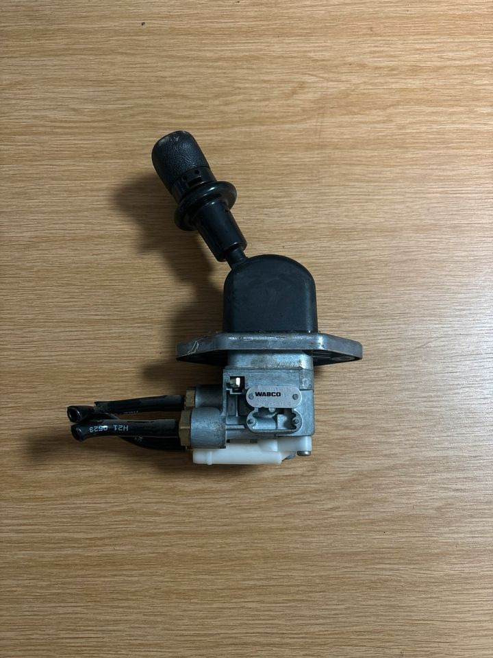 MAN WABCO Handbremsventil / Festellbremse 81.52315-6156 - Käigukang - Veoauto: pilt 1 MAN WABCO Handbremsventil / Festellbremse 81.52315-6156 - Käigukang - Veoauto: pilt 1