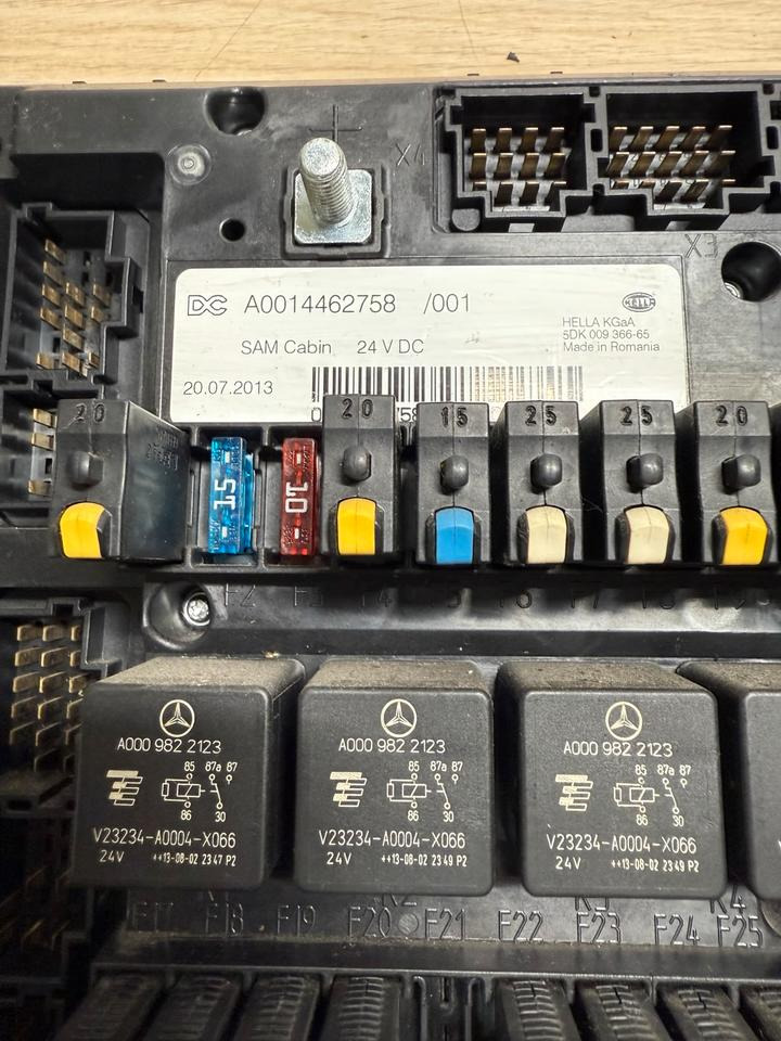 Mercedes Actros MP4 SAM Cabin Sicherungskasten A0014462758 - Kaitse: pilt 3 Mercedes Actros MP4 SAM Cabin Sicherungskasten A0014462758 - Kaitse: pilt 3