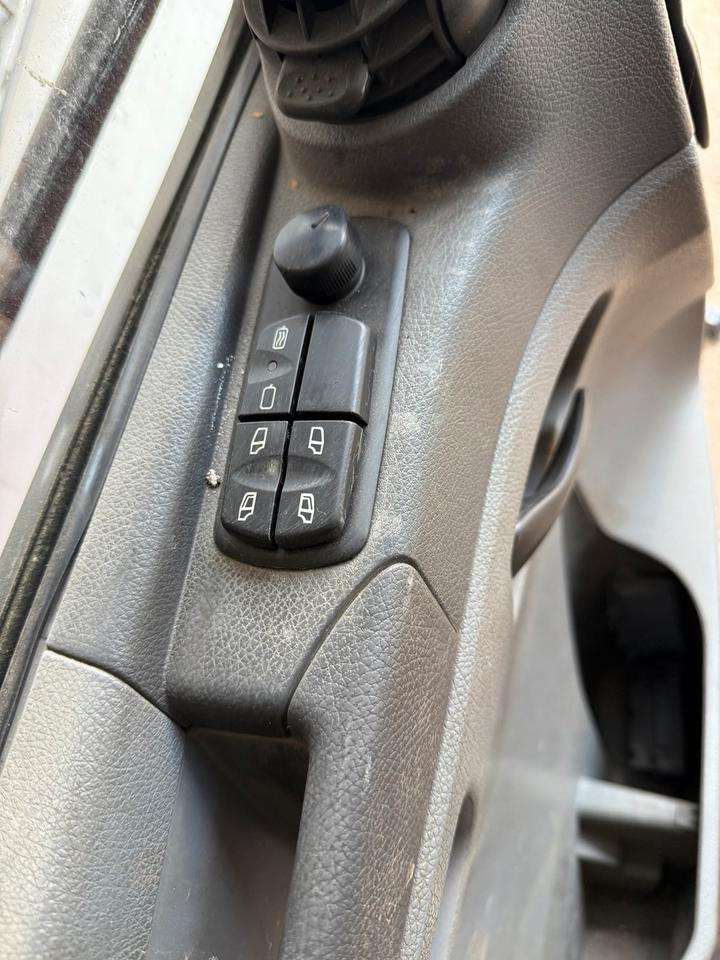 Mercedes Atego Fahrertür Rot Spiegel Innenverkleidung LN 74 - Uks ja varuosad - Veoauto: pilt 3 Mercedes Atego Fahrertür Rot Spiegel Innenverkleidung LN 74 - Uks ja varuosad - Veoauto: pilt 3