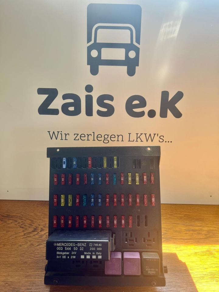 Mercedes Atego Sicherungskasten (Zentralelektrik) A0015433615 - Kaitse - Veoauto: pilt 1 Mercedes Atego Sicherungskasten (Zentralelektrik) A0015433615 - Kaitse - Veoauto: pilt 1