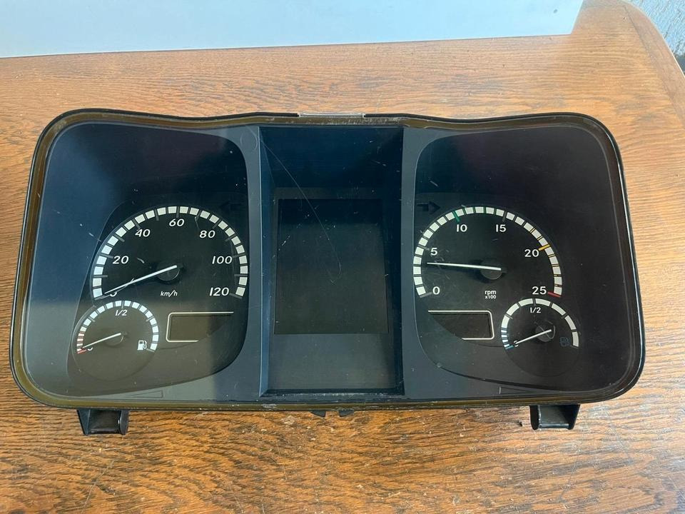 Mercedes Benz Actros MP4 Kombiinstrument / Tacho A0094460021 - Armatuurlaud - Veoauto: pilt 2 Mercedes Benz Actros MP4 Kombiinstrument / Tacho A0094460021 - Armatuurlaud - Veoauto: pilt 2