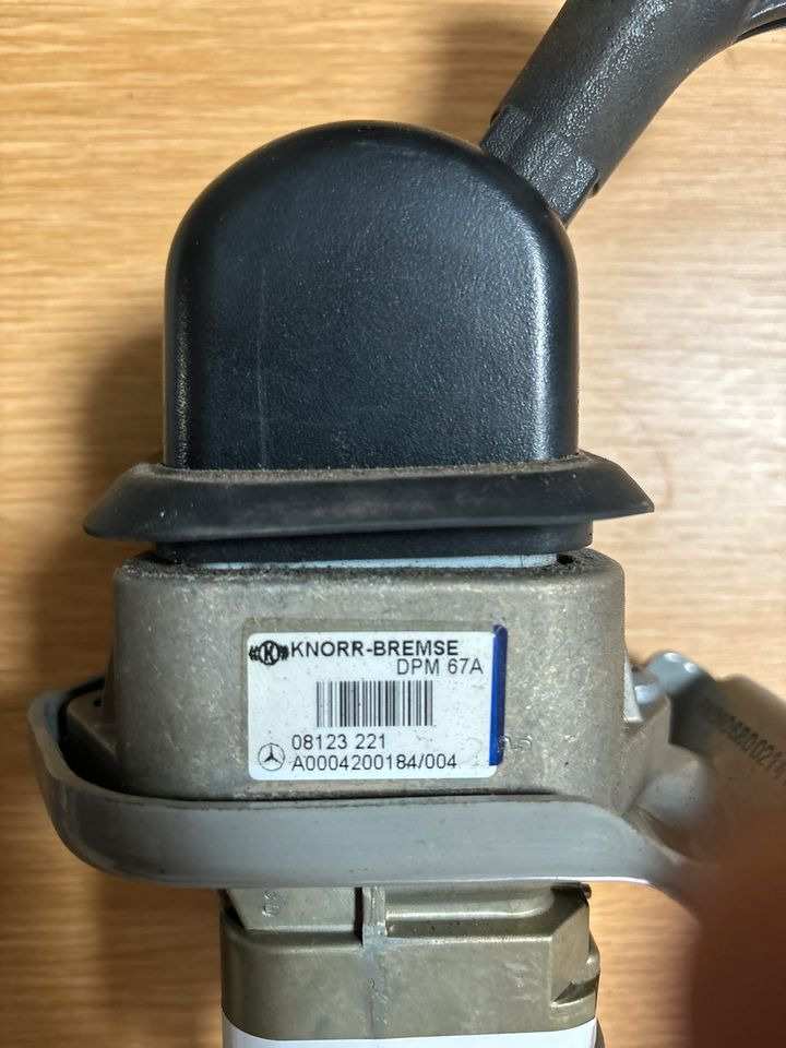 Mercedes KNORR-BREMSE Bremsventil Handbremsventil A0004200184 - Käigukang - Veoauto: pilt 3 Mercedes KNORR-BREMSE Bremsventil Handbremsventil A0004200184 - Käigukang - Veoauto: pilt 3