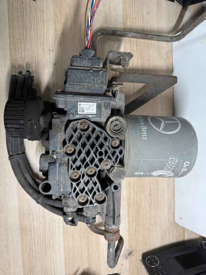 Mercedes KNORR-BREMSE Lufttrockner A0014461764 K102143 - Piduritarvik - Veoauto: pilt 3 Mercedes KNORR-BREMSE Lufttrockner A0014461764 K102143 - Piduritarvik - Veoauto: pilt 3