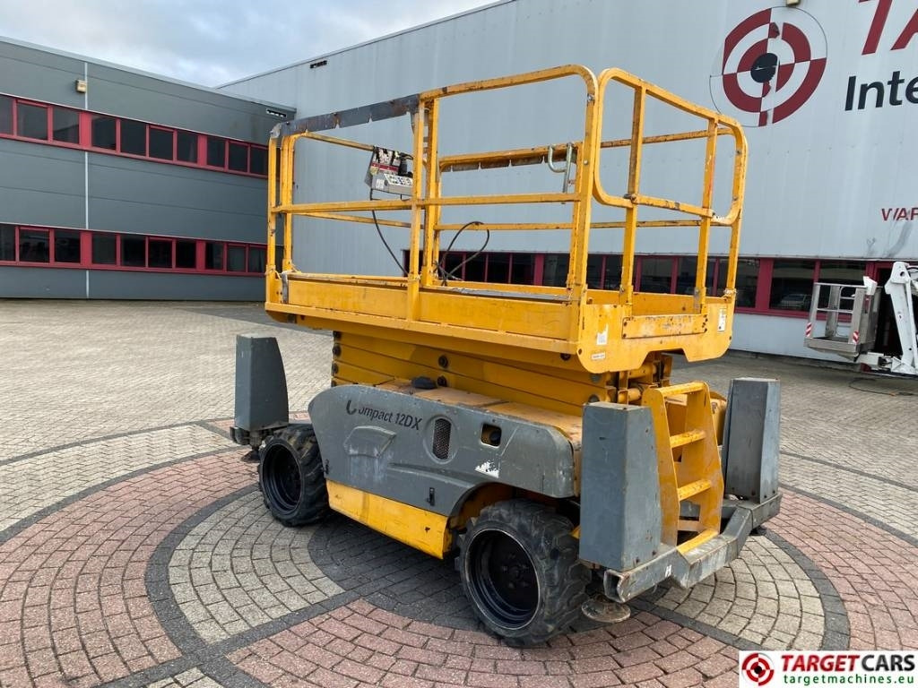 Haulotte Compact 12DX Diesel 4x4 Scissor Work Lift 1206cm - Käärlift: pilt 4 Haulotte Compact 12DX Diesel 4x4 Scissor Work Lift 1206cm - Käärlift: pilt 4