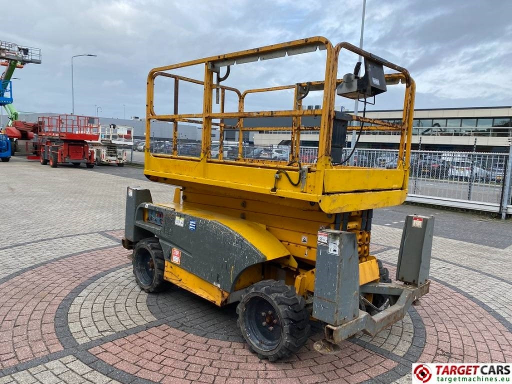 Haulotte Compact 12DX Diesel 4x4 Scissor Work Lift 1206cm - Käärlift: pilt 2 Haulotte Compact 12DX Diesel 4x4 Scissor Work Lift 1206cm - Käärlift: pilt 2