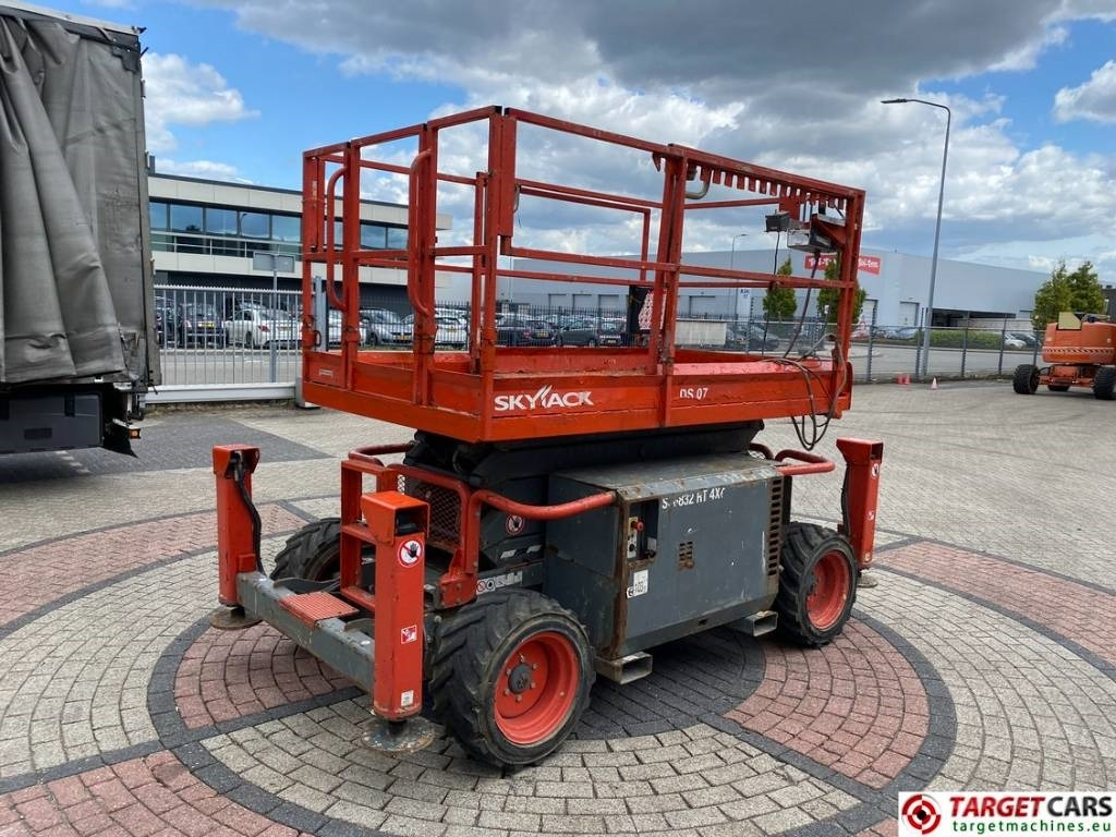 SkyJack SJ6832 RT 6832 Diesel 4x4 Scissor Work Lift 1180cm - Käärlift: pilt 3 SkyJack SJ6832 RT 6832 Diesel 4x4 Scissor Work Lift 1180cm - Käärlift: pilt 3