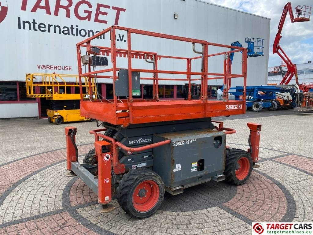 SkyJack SJ6832 RT 6832 Diesel 4x4 Scissor Work Lift 1180cm - Käärlift: pilt 1 SkyJack SJ6832 RT 6832 Diesel 4x4 Scissor Work Lift 1180cm - Käärlift: pilt 1