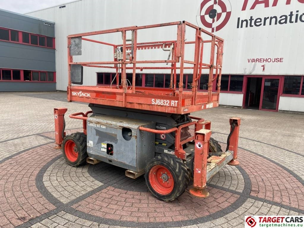 SkyJack SJ6832 RT Diesel 4x4 Scissor Work Lift 1180cm - Käärlift: pilt 4 SkyJack SJ6832 RT Diesel 4x4 Scissor Work Lift 1180cm - Käärlift: pilt 4