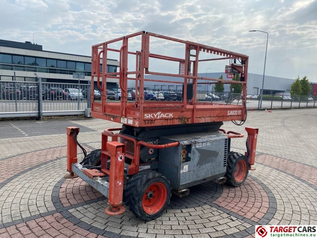 SkyJack SJ6832 RT Diesel 4x4 Scissor Work Lift 1180cm - Käärlift: pilt 3 SkyJack SJ6832 RT Diesel 4x4 Scissor Work Lift 1180cm - Käärlift: pilt 3