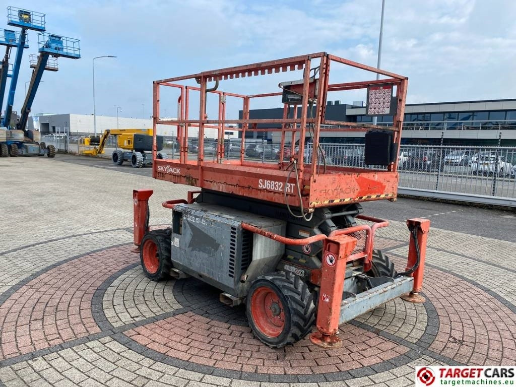 SkyJack SJ6832 RT Diesel 4x4 Scissor Work Lift 1180cm - Käärlift: pilt 2 SkyJack SJ6832 RT Diesel 4x4 Scissor Work Lift 1180cm - Käärlift: pilt 2