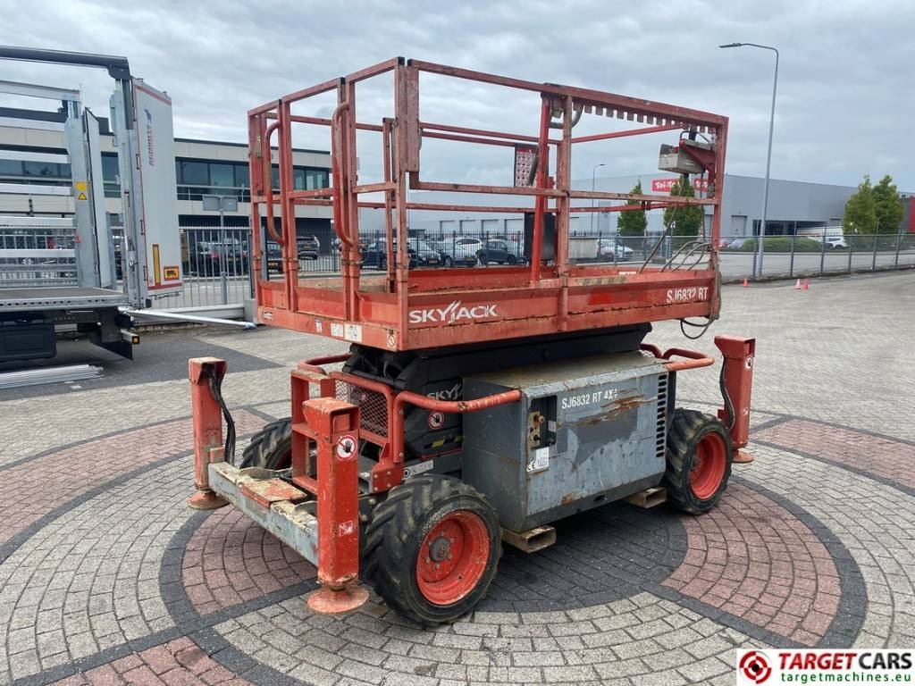 SkyJack SJ6832 RT Diesel 4x4 Scissor Work Lift 1180cm - Käärlift: pilt 3 SkyJack SJ6832 RT Diesel 4x4 Scissor Work Lift 1180cm - Käärlift: pilt 3