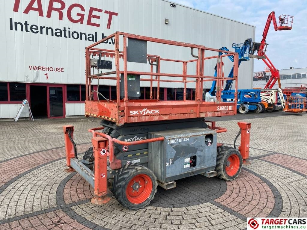 SkyJack SJ6832 RT Diesel 4x4 Scissor Work Lift 1180cm - Käärlift: pilt 1 SkyJack SJ6832 RT Diesel 4x4 Scissor Work Lift 1180cm - Käärlift: pilt 1