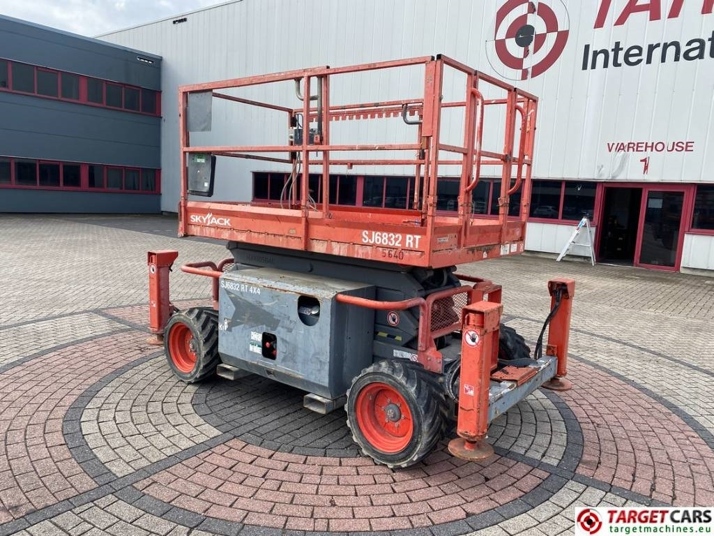 SkyJack SJ6832 RT Diesel 4x4 Scissor Work Lift 1180cm - Käärlift: pilt 4 SkyJack SJ6832 RT Diesel 4x4 Scissor Work Lift 1180cm - Käärlift: pilt 4