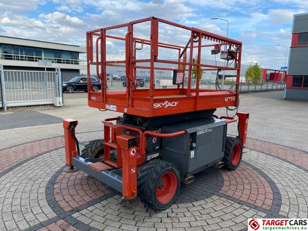 SkyJack SJ6832RT Diesel 4x4 Scissor 6832 Work Lift 1180cm - Käärlift: pilt 3 SkyJack SJ6832RT Diesel 4x4 Scissor 6832 Work Lift 1180cm - Käärlift: pilt 3