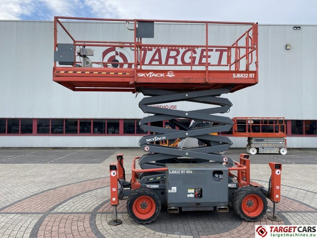 SkyJack SJ6832RT Diesel Scissor Work Lift 1180cm - Käärlift: pilt 5 SkyJack SJ6832RT Diesel Scissor Work Lift 1180cm - Käärlift: pilt 5