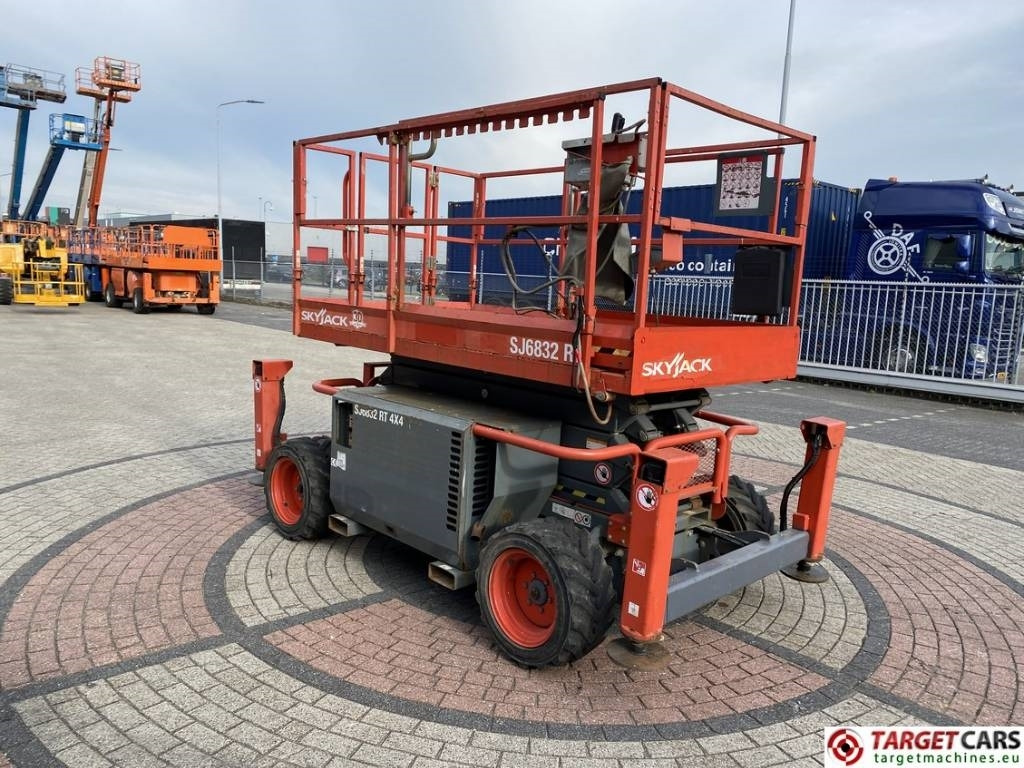 SkyJack SJ6832RT Diesel Scissor Work Lift 1180cm - Käärlift: pilt 2 SkyJack SJ6832RT Diesel Scissor Work Lift 1180cm - Käärlift: pilt 2
