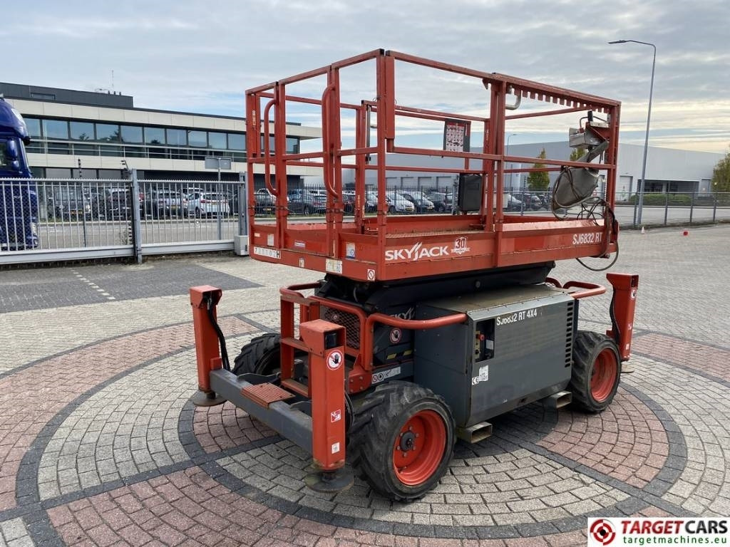 SkyJack SJ6832RT Diesel Scissor Work Lift 1180cm - Käärlift: pilt 3 SkyJack SJ6832RT Diesel Scissor Work Lift 1180cm - Käärlift: pilt 3