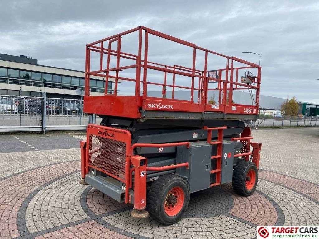 SkyJack SJ8841RT Diesel 4x4 Scissor Work Lift 1430cm - Käärlift: pilt 3 SkyJack SJ8841RT Diesel 4x4 Scissor Work Lift 1430cm - Käärlift: pilt 3