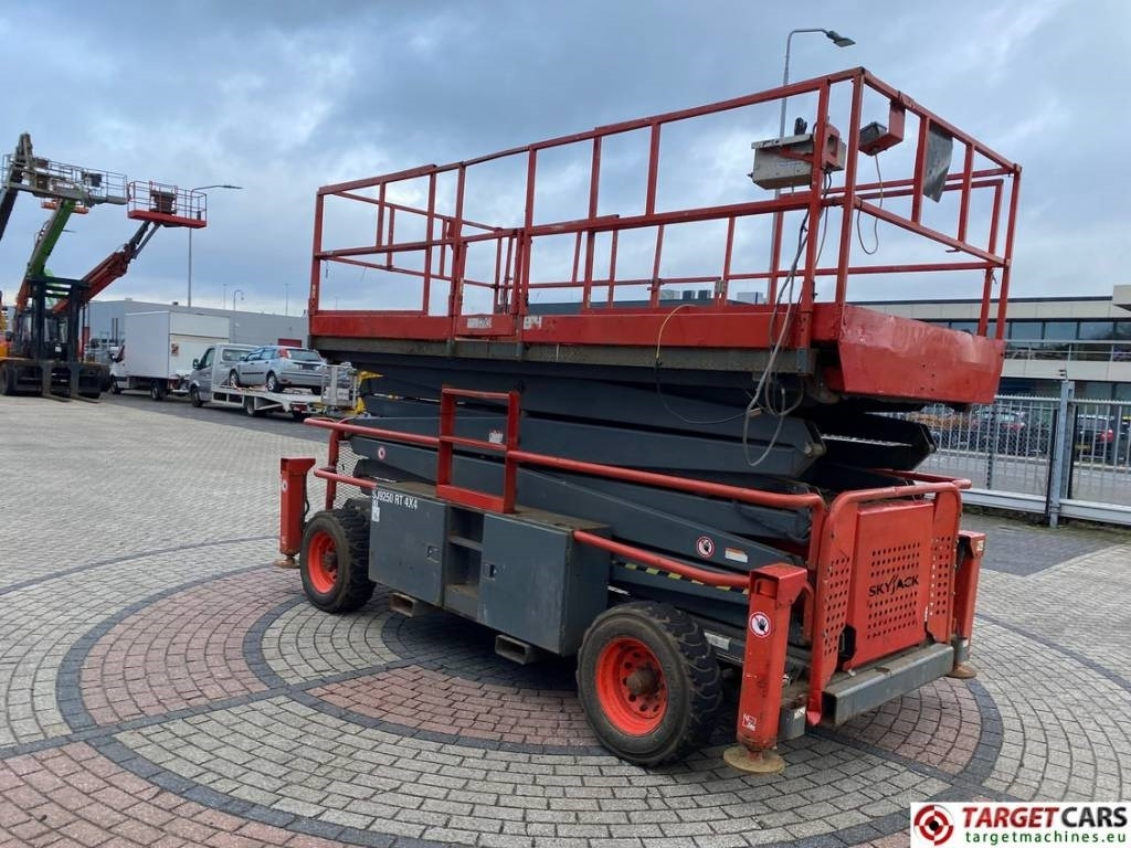 SkyJack SJ9250 RT Diesel Scissor Work Lift 1720cm - Käärlift: pilt 2 SkyJack SJ9250 RT Diesel Scissor Work Lift 1720cm - Käärlift: pilt 2