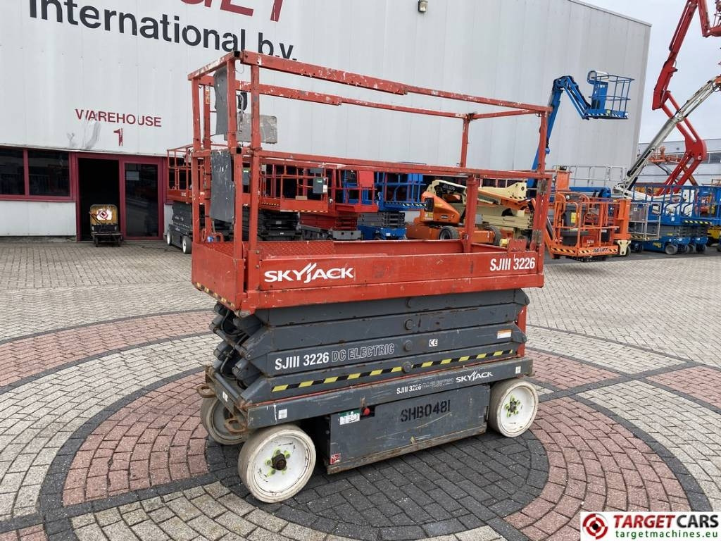 SkyJack SJIII-3226 Electric Scissor Work Lift 990cm - Käärlift: pilt 1 SkyJack SJIII-3226 Electric Scissor Work Lift 990cm - Käärlift: pilt 1