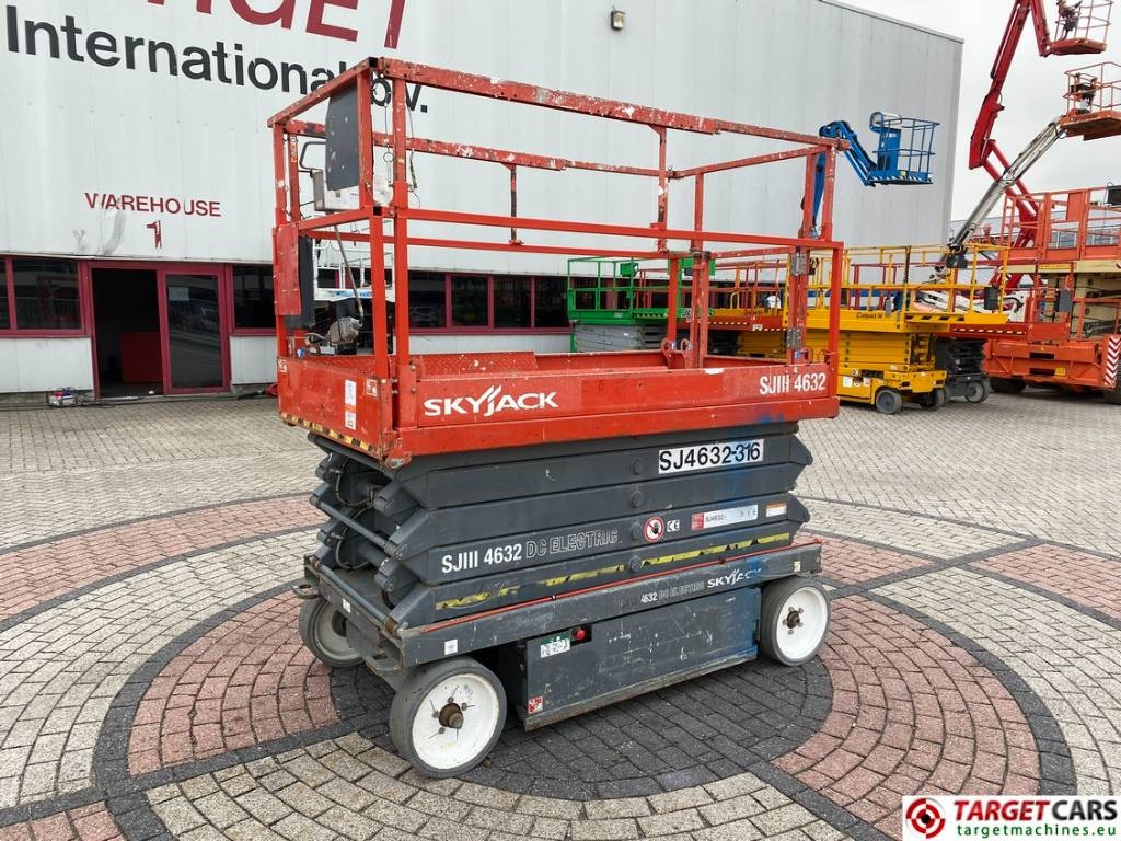 SkyJack SJIII-4632 Electric 4632 Scissor Work Lift 1170cm - Käärlift: pilt 1 SkyJack SJIII-4632 Electric 4632 Scissor Work Lift 1170cm - Käärlift: pilt 1