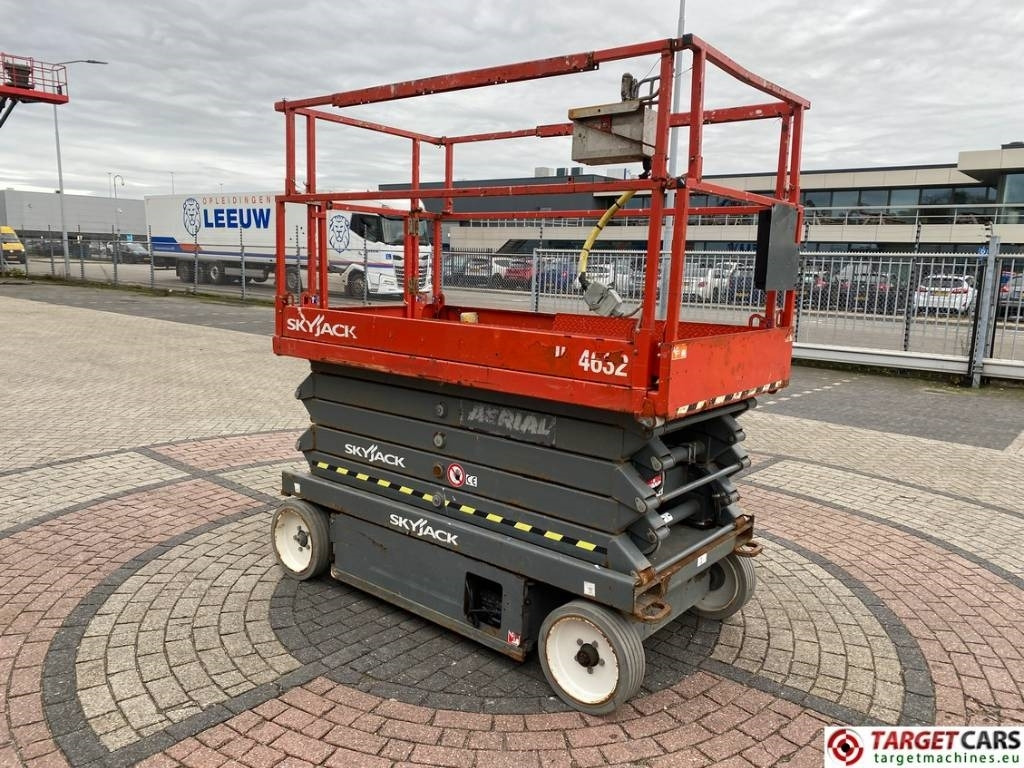 SkyJack SJIII-4632 Electric 4632 Scissor Work Lift 1170cm - Käärlift: pilt 2 SkyJack SJIII-4632 Electric 4632 Scissor Work Lift 1170cm - Käärlift: pilt 2